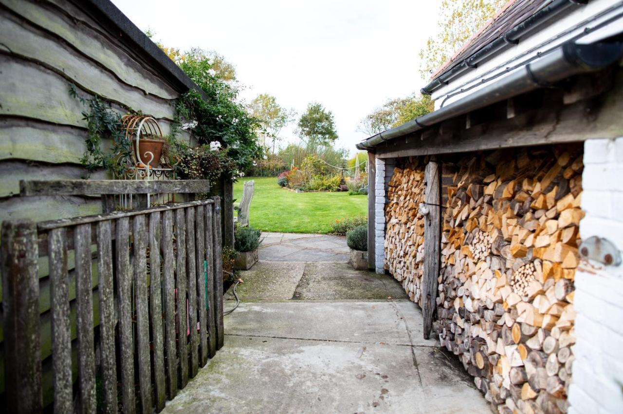 Cosy Cottage Ground Floor Bedroom Ensuite With Private Entrance Chichester Exterior foto