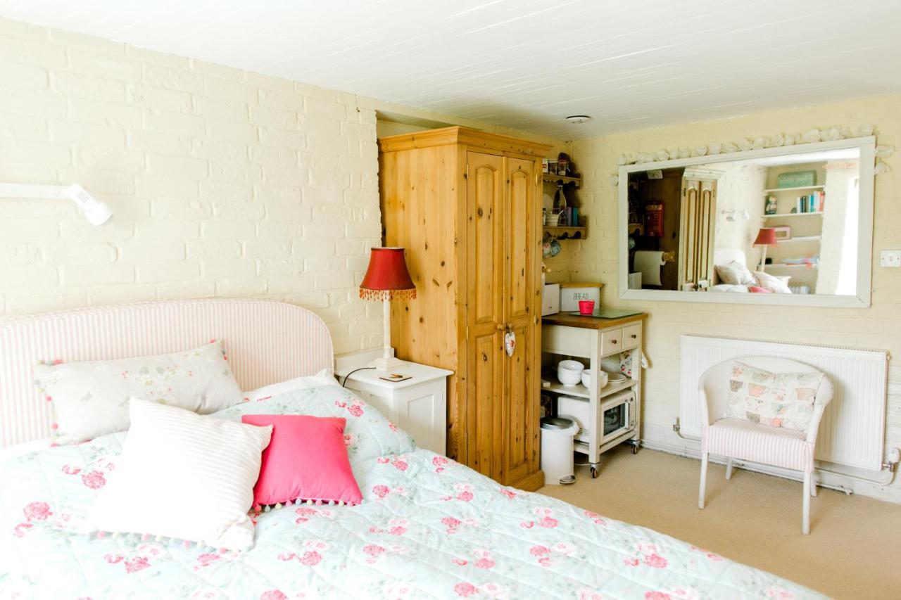Cosy Cottage Ground Floor Bedroom Ensuite With Private Entrance Chichester Exterior foto