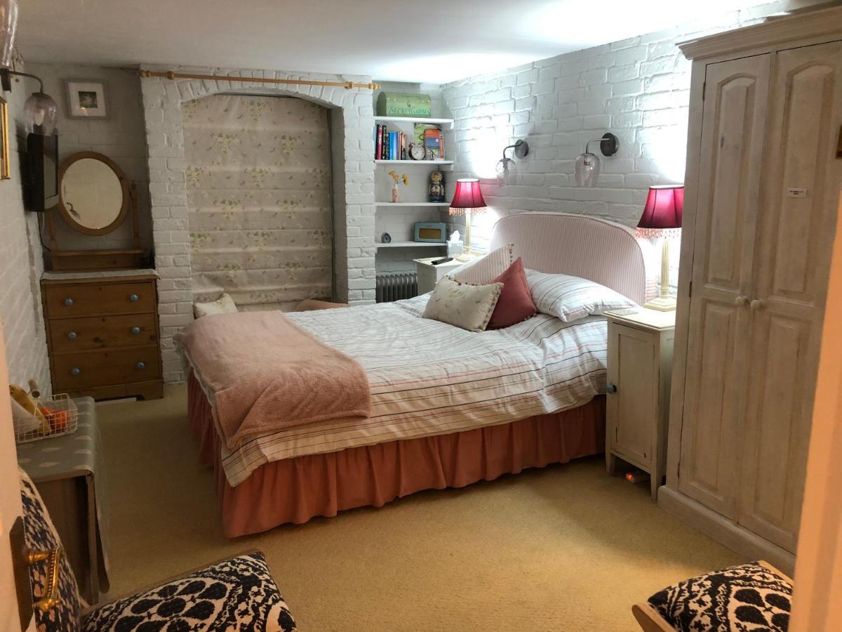 Cosy Cottage Ground Floor Bedroom Ensuite With Private Entrance Chichester Exterior foto